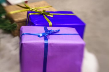 hediyeleri Noel ağacı altında 