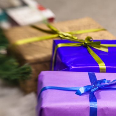 hediyeleri Noel ağacı altında 