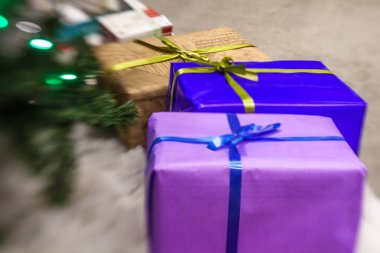 hediyeleri Noel ağacı altında 