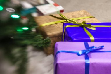 hediyeleri Noel ağacı altında 