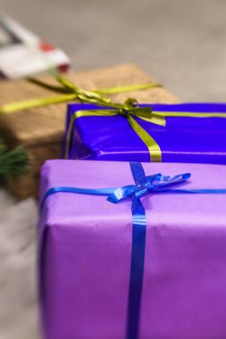 hediyeleri Noel ağacı altında 