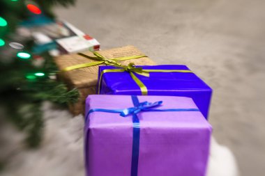 hediyeleri Noel ağacı altında 