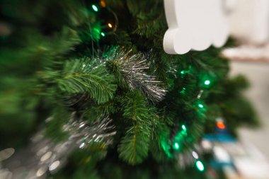 Ağaçta asılı Noel ışıkları