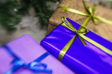 hediyeleri Noel ağacı altında 