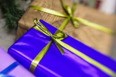 hediyeleri Noel ağacı altında 