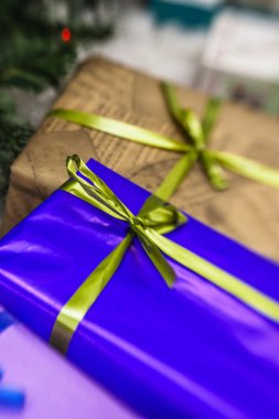 hediyeleri Noel ağacı altında 