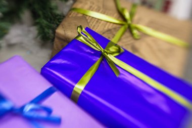 hediyeleri Noel ağacı altında 