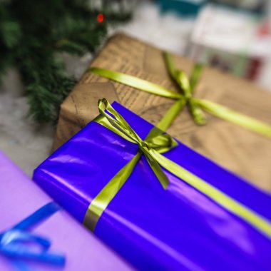 hediyeleri Noel ağacı altında 