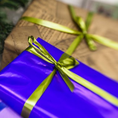 hediyeleri Noel ağacı altında 