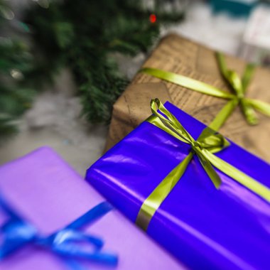 hediyeleri Noel ağacı altında 