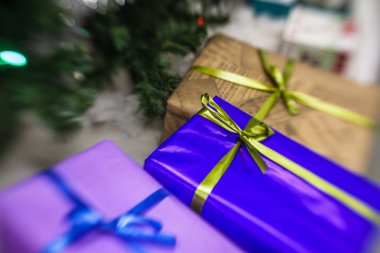 hediyeleri Noel ağacı altında 