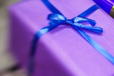 hediyeleri Noel ağacı altında 