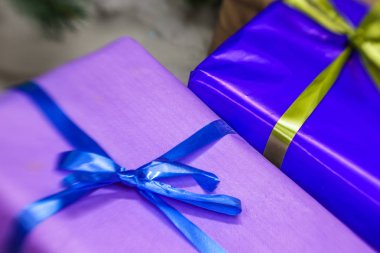 hediyeleri Noel ağacı altında 