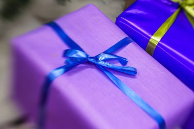 hediyeleri Noel ağacı altında 