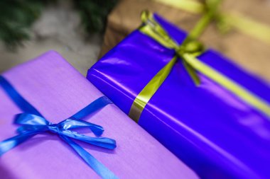 hediyeleri Noel ağacı altında 