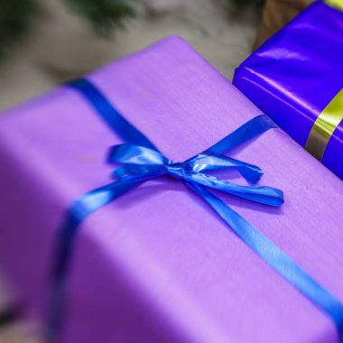 hediyeleri Noel ağacı altında 