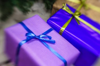 hediyeleri Noel ağacı altında 