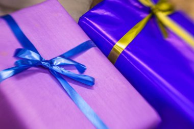 hediyeleri Noel ağacı altında 