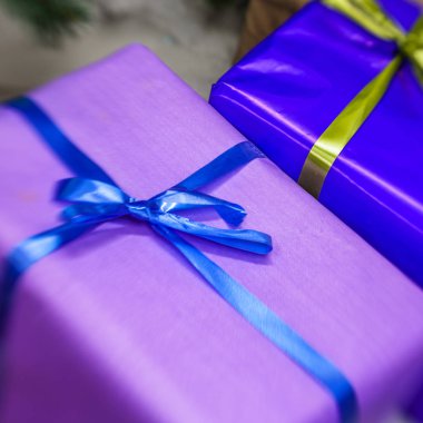 hediyeleri Noel ağacı altında 