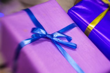 hediyeleri Noel ağacı altında 