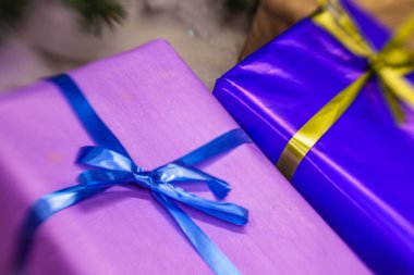 hediyeleri Noel ağacı altında 