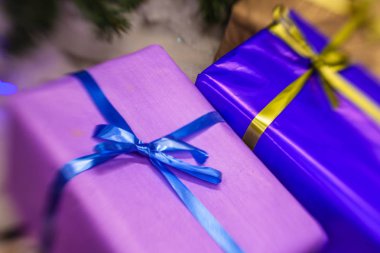 hediyeleri Noel ağacı altında 