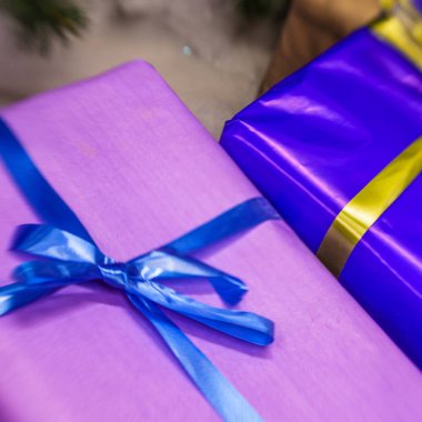 hediyeleri Noel ağacı altında 