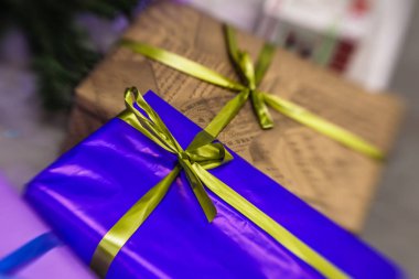 hediyeleri Noel ağacı altında 