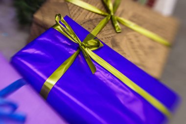 hediyeleri Noel ağacı altında 