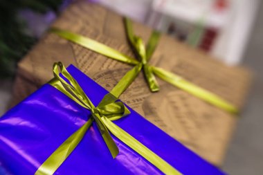 hediyeleri Noel ağacı altında 