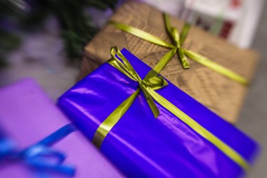 hediyeleri Noel ağacı altında 