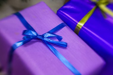 hediyeleri Noel ağacı altında 