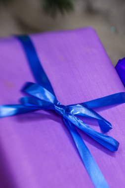 hediyeleri Noel ağacı altında 