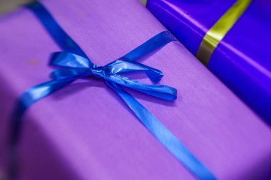 hediyeleri Noel ağacı altında 