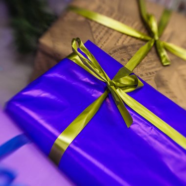 hediyeleri Noel ağacı altında 