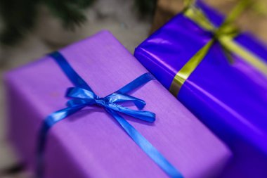 hediyeleri Noel ağacı altında 