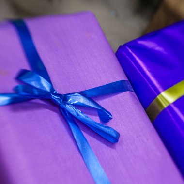 hediyeleri Noel ağacı altında 