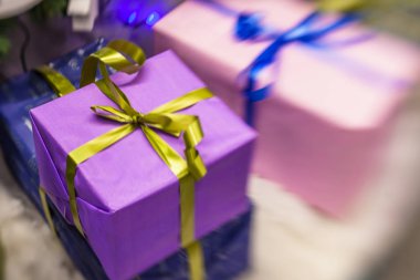 hediyeleri Noel ağacı altında 