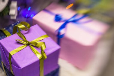 hediyeleri Noel ağacı altında 