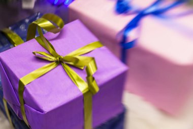 hediyeleri Noel ağacı altında 