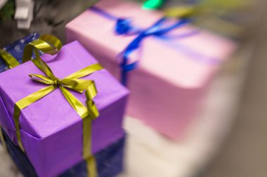 hediyeleri Noel ağacı altında 