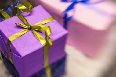 hediyeleri Noel ağacı altında 