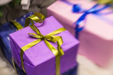 hediyeleri Noel ağacı altında 