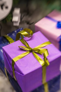 hediyeleri Noel ağacı altında 