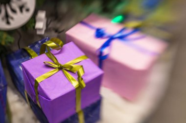 hediyeleri Noel ağacı altında 