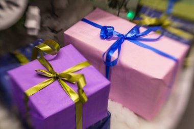 hediyeleri Noel ağacı altında 