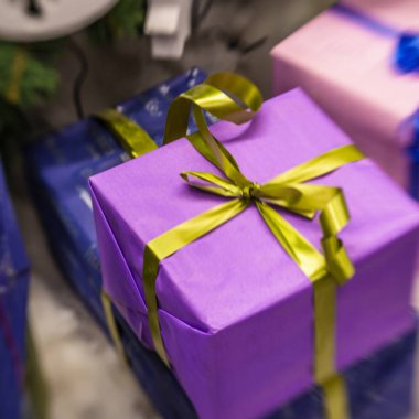 hediyeleri Noel ağacı altında 