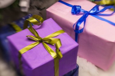 hediyeleri Noel ağacı altında 