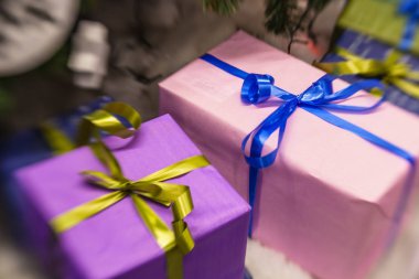 hediyeleri Noel ağacı altında 