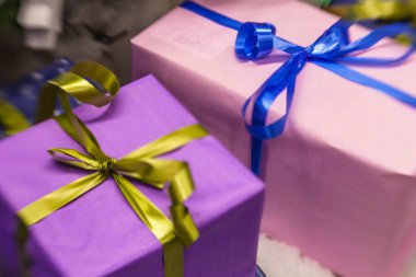 hediyeleri Noel ağacı altında 